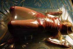 breathlesslou:  strappyskink:  She pulled and fought at the latex as it kept getting tighter around her pressing her down flat against the bed as she suffocated in the special latex vacbed  Want to be in there so so badly