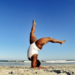leleefree:  superselected:  Plus-Size Yoga Teacher is Redefining What a ‘Yoga Body’ Looks Like.  I can only dream to be this flexible