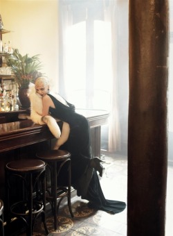 jeongah2:  &lsquo;Paris, Je T'aime&rsquo; Agyness Deyn for Vogue US September 2007 Photographed by Steven Meisel 