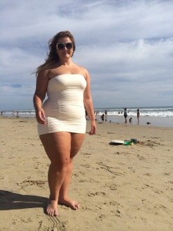 jigglywhitegirls:  nothing is sexier than a thick girl who isn’t afraid to show it  Damn she is sexy 