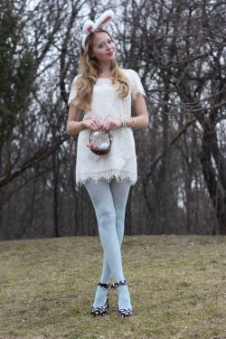 fashion-tights:  White lace dress with turquoise tights and polka dot heels 