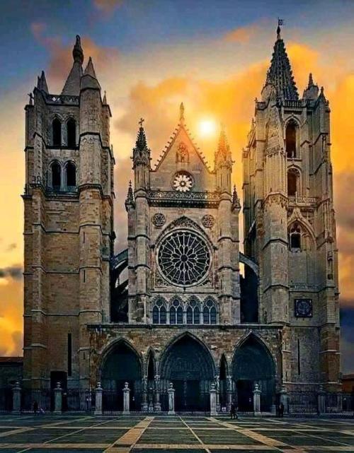 legendary-scholar:  Santa María de León Cathedral, León, Spain.