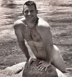 alanh-me:  32k  follow all things gay, naturist and “eye catching”     That’s one lucky rock.