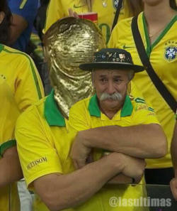 lasultimas:  El abuelito que dio la vuelta al mundo Sad Brazilian #Brasil #Brasil2014 #WorldCup #BravsGer