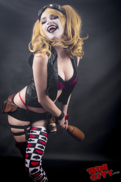 treatthemlikewhores:  sexynerdgirls:  Harley Quinn by Rin-City.com  I’d use the bat to beat her…then shove it in her ass.