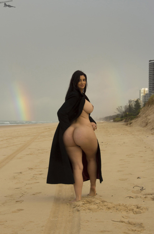 Arab woman flashing tits