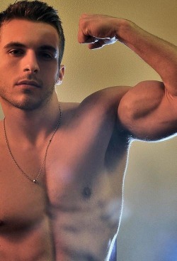 forcuriousguys:  Michael Fitt is amazingly fit. Vote for Guy Curious on Best Male Blogs! 
