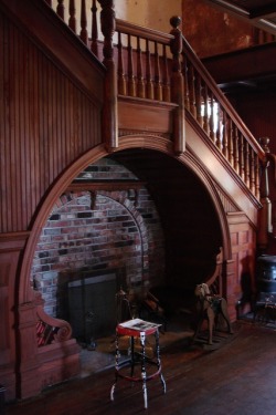 sweetestesthome:  Fireplace under the stairs.Click to check a cool blog!Source for the post: Click