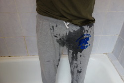 caleconmouille:#pissing #wetting #sweatpants