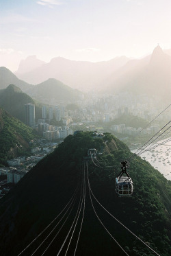leebarguss:  Cable Car, Rio de Janeiro - 35mm (by onefivenine) 