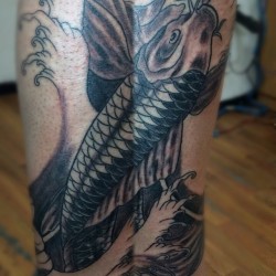 Primera sesión #tattoo #tatuaje #tattooblack #ink #inked #pierna #koi #koifish #pez #pezkoi #zombras #olas #sumi #loto #lotus #flor #flower #venezuela #lara #barquisimeto #gabodiaz04 #black #blackink #blacktattoo #blackandgray #oriental #tattoooriental