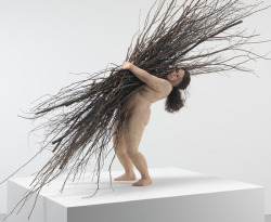 contemporary-art-blog:  Sculpture by Ron Mueck; he is an Australian hyperrealist sculptor working in UK.   