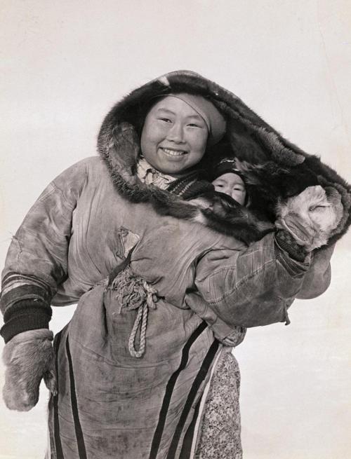 aiiaiiiyo:Inuit infant carried in the mother’s parka hood to keep warm, 1940 Check this blog!