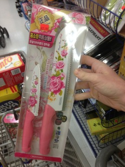 pinklikeme:serpentar1us: hitsuji-hime:  Gonna cut a bitch and be kawaii while I do it  OH MY FUCKING GOD YOU DON’T UNDERSTAND THOUGH okay so these things are called “Jang-mi Kal” which is Korean for “Rose Knife”, exactly what it says on the
