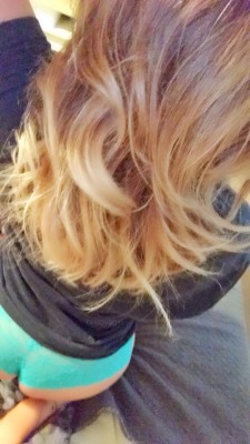 hellovagirl:  I take a hellovapanty picture, featuring… hair! 🙄 Happy teal turquoise Tuesday! 💖