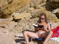 beautyvulva:labiababes2: Big labia at the beach …  so hot