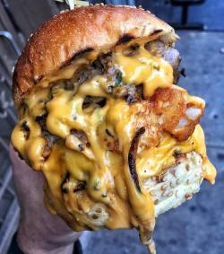 yummyfoooooood: Huge Bacon Cheeseburger with Tater Tots