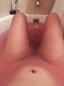 highandwett:  I’m very stoned and my bath is very pink