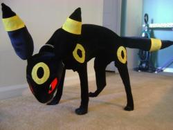 nerdsandgamersftw:  This dog cosplays much better than I could ever cosplay. DeviantArt user Carrisa (Leafeon-ex) created this amazing Umbreon costume for her dog Jaguar. 