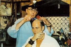 theeraserhead:  Hunter S. Thompson shaving Johnny Depps head for Fear and Loathing in Las Vegas. 