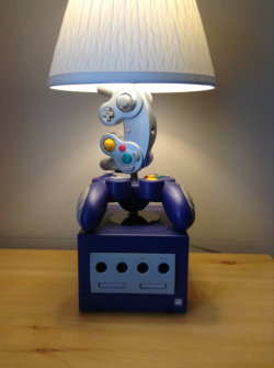 nomellamesfriki:   La lámpara de mesa de GameCube  LA QUIERO