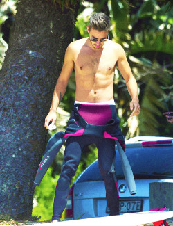 thomasbsangster-blog:  Liam Payne and Louis Tomlinson go surfing 
