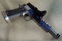 gunrunnerhell:  Para Ordnance P16 “Custom” The factory P16 is a high capacity 1911 variant chambered in .40 S&amp;W. This one has been modified into a custom IPSC Race Gun for competition shooting. Aside from the large compensator and scope mount,
