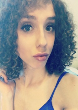 lily-demure:I’m live on chaturbate.com/lilydemure RIGHT NOW!$! Come cum with me
