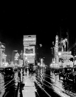 wehadfacesthen:  Times Square, 1932