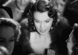  Vivien Leigh signing autographs in St. Martin’s Lane (1938) 