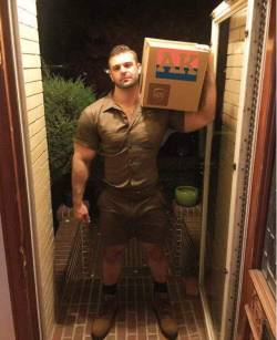 smallbear40: freeballingasu:  “I’ve got a package for you”  I take it  Special delivery!