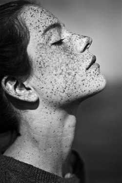 oleanderdream:  eatbarberrypieordie:  Photographer: Agata Serge PhotographyModel: Luca Hollestelle   I fucking love freckles.