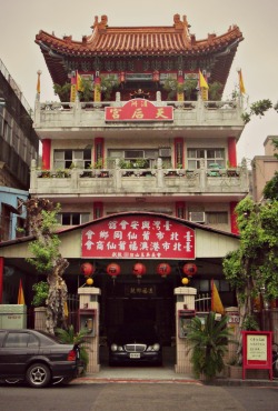jojointransit:  Wednesday Funday!Temple on Tongan street Taipei, Taiwan Across the street from The Kishu An Forest of Literature