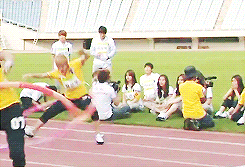 yuu-n:  precious dongwoo left the game to apologize to the cameraman he accidently hit 