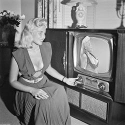 broadcastarchive-umd:  damsellover:  Gloria Pall  with a vintage console TV, 1950s.  Gloria Pall (1927-2012) was an American model, showgirl, film and television actress, author and businesswoman. In 1947 she won a beauty contest that opened the door