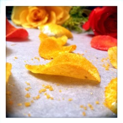 foodffs:  Candied Organic Rose Petals  Roses are edible :)