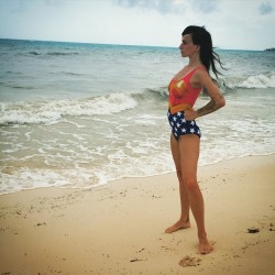 littlelightsy:  Wonder Woman returns to the beaches or Themyscira, yearning for world peace and a piña colada.