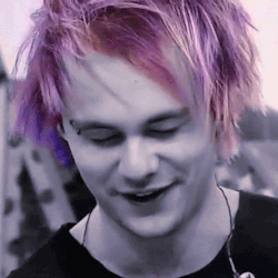 fcukshemmo:  hoodsdiddly:i don’t know what michael’s hair is doing at the moment but i love it  I can’t get over his hair