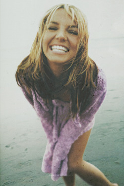 wreckless-lives:  back-to-1996:  stumblin-g:  premas:  stevefenty:  over-protected-life:  OMFG! I CAN’T AT THIS PIC   I will leave the beautiful smile of Britney Spears on my page as I head to bed :)  BAAABYY  x  Vintage/ soft grunge :)  aaww Britt!