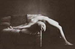 David Hamilton (1933)  - Étude de nu au canapé, 1980.   - Épreuve argentique
