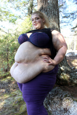 ssbbw-loverfa:  Jae the fattest in the forest 