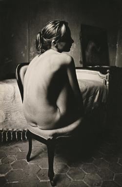vivipiuomeno:  Jeanloup Sieff ph. - Portrait of a seated lady, c. 1972