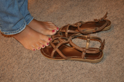 luv4hertoes:  sandalsandspankings:  Brown Strappy Sandals.   Oh wow lovin it