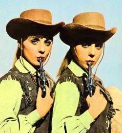 Pili y Mili (Pilar &amp; Emilia Bayona) from Dos pistolas gemelas (1966)