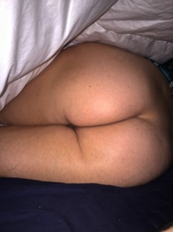 imincest:Oh i love these when my sis sleep like this I love fucking my little sister beautiful, sexy ass !!!