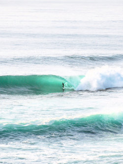 there-was-consequence:  surf—the—globe:  surfsouthafrica:  Kelly Slater enjoying a rare moment of solitude. Photo: Luîs Niza  C A V E
