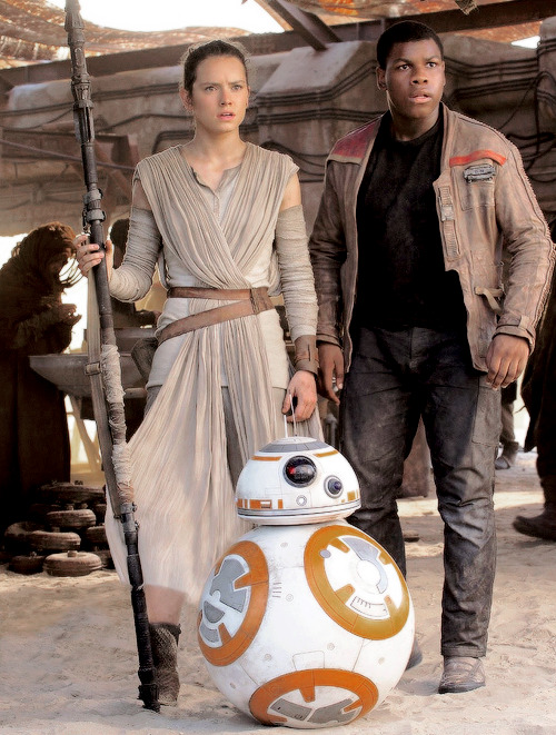 Rey und Finn, unten der geniale BB-8