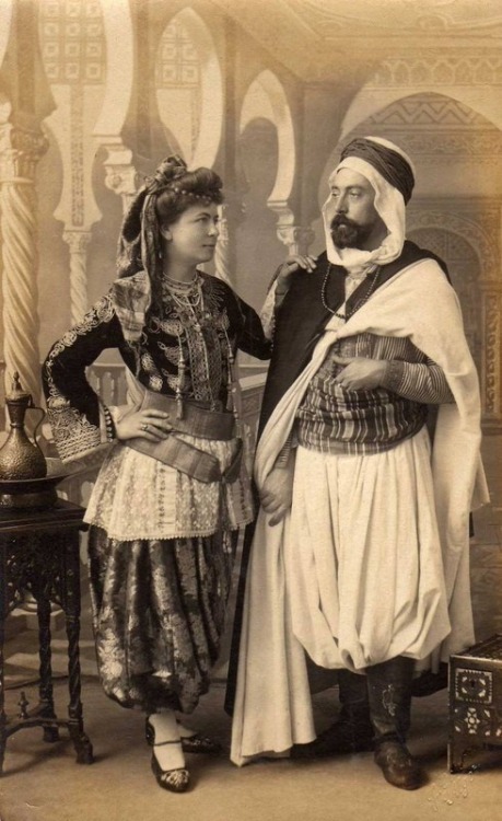 Arab couple buttfucking