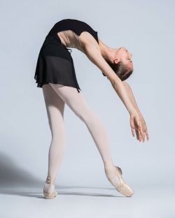 thesoundofpointeshoes: Get flexible without getting hurt ( click on the picture to read the full article on dance magazine )Girl in the photo: Nastya Ilnitskaya