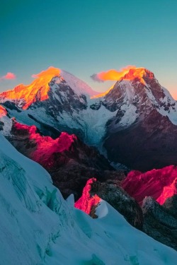 travelgurus:    Mount Everest’s Beauty   Travel Gurus - Follow for more Nature Photographies!   